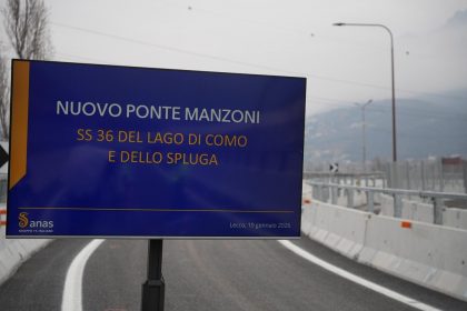 Il maxischermo alla cerimonia di inaugurazione del nuovo ponte Manzoni di Lecco