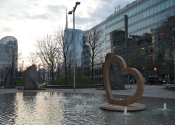 L’opera 'Cuore di Marmo', (in foto) di Paolo Merli realizzata dall'azienda Merli Marmi di Voghera (Pavia) e donata a Regione Lombardia per celebrare l'iniziativa 'Cuori Olimpici'.