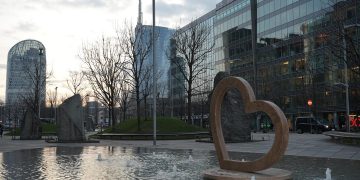 L’opera 'Cuore di Marmo', (in foto) di Paolo Merli realizzata dall'azienda Merli Marmi di Voghera (Pavia) e donata a Regione Lombardia per celebrare l'iniziativa 'Cuori Olimpici'.
