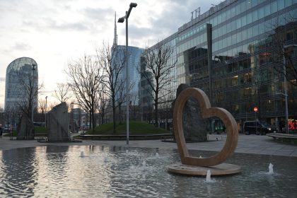 L’opera 'Cuore di Marmo', (in foto) di Paolo Merli realizzata dall'azienda Merli Marmi di Voghera (Pavia) e donata a Regione Lombardia per celebrare l'iniziativa 'Cuori Olimpici'.
