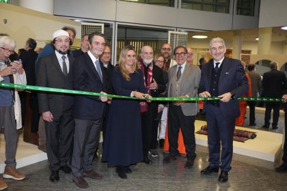 Il presidente della Regione Lombardia Attilio Fontana e del Senato Ignazio La Russa, insieme all’assessore regionale alla Cultura Caruso e il sottosegretario alle Relazioni internazionali Raffaele Cattaneo durante l’inaugurazione dell’opera di Michelangelo Pistoletto 