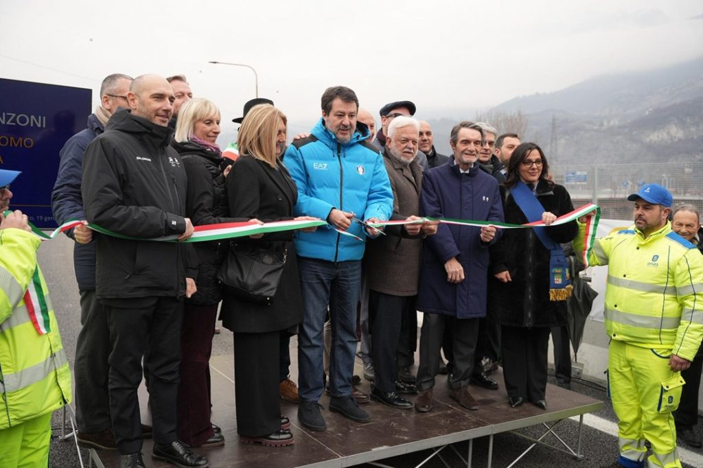 Il presidente della Regione Lombardia Attilio Fontana, insieme al vicepremier Salvini e al sottosegretario Morelli, con l’assessore Terzi e il sottosegretario Piazza, all’inaugurazione del nuovo ponte di Lecco