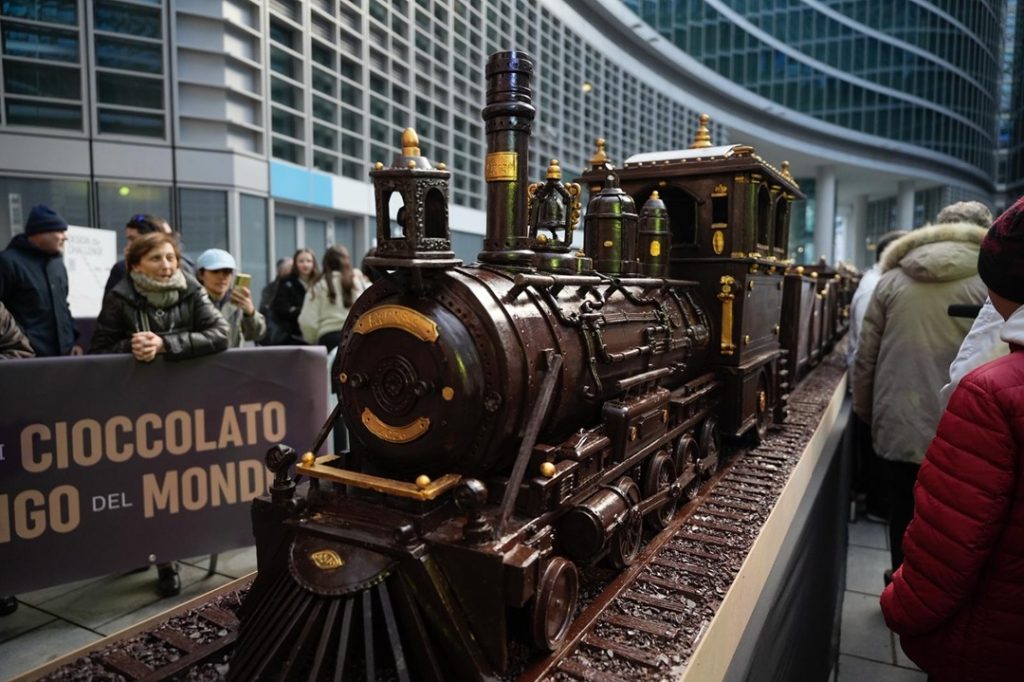 Il treno di cioccolato più lungo del mondo (in foto la locomotiva con agganciate le carrozze) è un nuovo Guinness World Records in piazza Città di Lombardia a Milano.