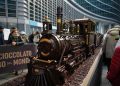 Il treno di cioccolato più lungo del mondo (in foto la locomotiva con agganciate le carrozze) è un nuovo Guinness World Records in piazza Città di Lombardia a Milano.
