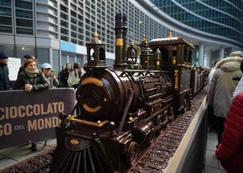Il treno di cioccolato più lungo del mondo (in foto la locomotiva con agganciate le carrozze) è un nuovo Guinness World Records in piazza Città di Lombardia a Milano.
