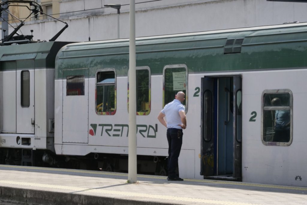 In Regione  Lombardia, in seguito ai lavori della Pedemontana, Tavolo tecnico sull’interruzione della linea ferroviaria S7 Lecco-Monza-Milano. In foto un treno di Trenord fermo in stazione.