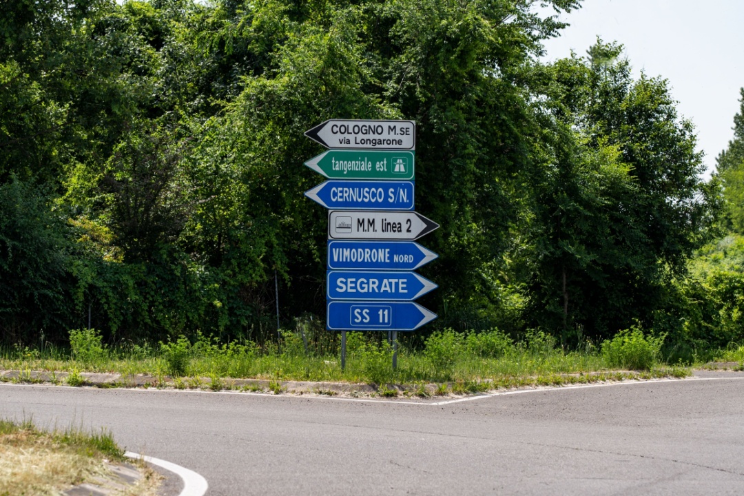 A Vimodrone (scorcio in foto con indicazioni stradali) la bonifica dell'area dell'ex discarica Eca è un opera attesa da anni sbloccata grazie a risorse di Regione Lombardia.