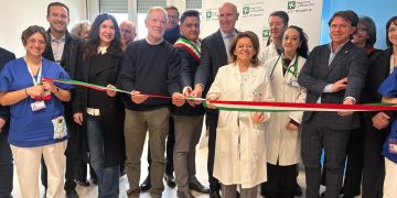 In foto gli assessori regionali Bertolaso e Alparone all’inaugurazione della Casa di Comunità di Bollate (Milano)