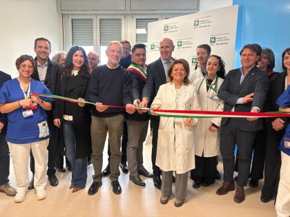 In foto gli assessori regionali Bertolaso e Alparone all’inaugurazione della Casa di Comunità di Bollate (Milano)