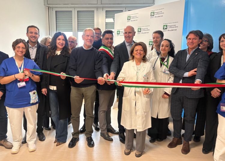 In foto gli assessori regionali Bertolaso e Alparone all’inaugurazione della Casa di Comunità di Bollate (Milano)
