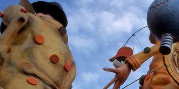 immagine di un carnevale canturino che quest'anno festeggia la centesima edizionw