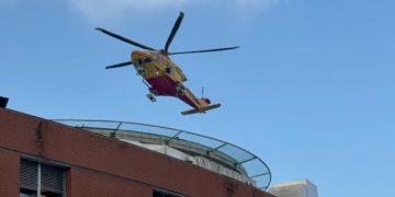 Elicottero che atterra a Niguarda dove sono ricoverati i feriti di Crans-Montana per accogliere i quali i vertici sanitari hanno illustrato le misure organizzative