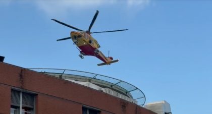 Elicottero che atterra a Niguarda dove sono ricoverati i feriti di Crans-Montana per accogliere i quali i vertici sanitari hanno illustrato le misure organizzative