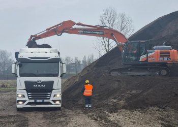 foto del camio per la rimozione dei rifiuti alle ex cave Rocca di fiesse