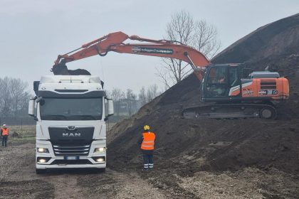 foto del camio per la rimozione dei rifiuti alle ex cave Rocca di fiesse