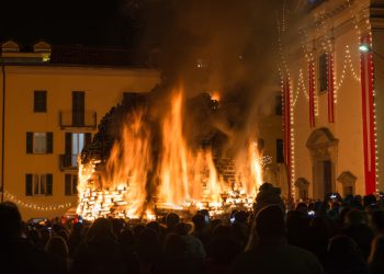 un'immagine del falò di Varese, uno dei fuochi tradizionali esclusi dai divieti in Lombardia