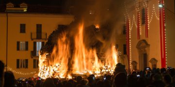 un'immagine del falò di Varese, uno dei fuochi tradizionali esclusi dai divieti in Lombardia