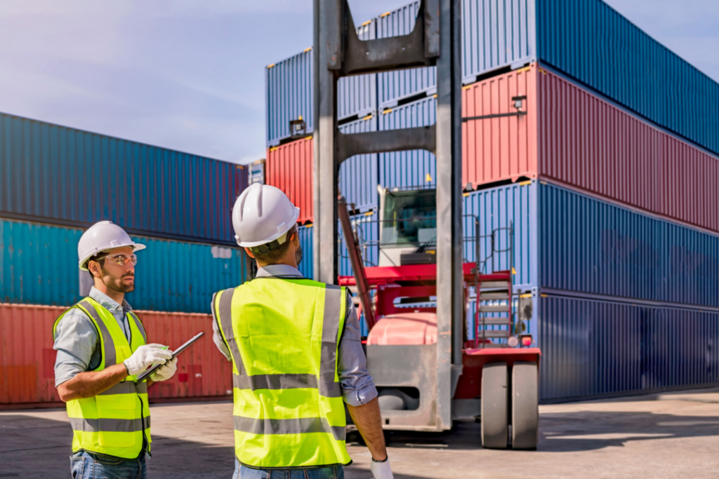 immagine generica di due addetti alla logistica che si confrontano per dare idea dei temi discussi nel convegno da cui emerge come Lombardia è nodo strategico