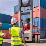 immagine generica di due addetti alla logistica che si confrontano per dare idea dei temi discussi nel convegno da cui emerge come Lombardia è nodo strategico