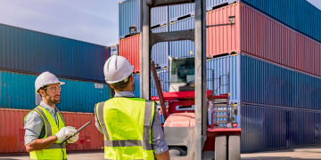 immagine generica di due addetti alla logistica che si confrontano per dare idea dei temi discussi nel convegno da cui emerge come Lombardia è nodo strategico