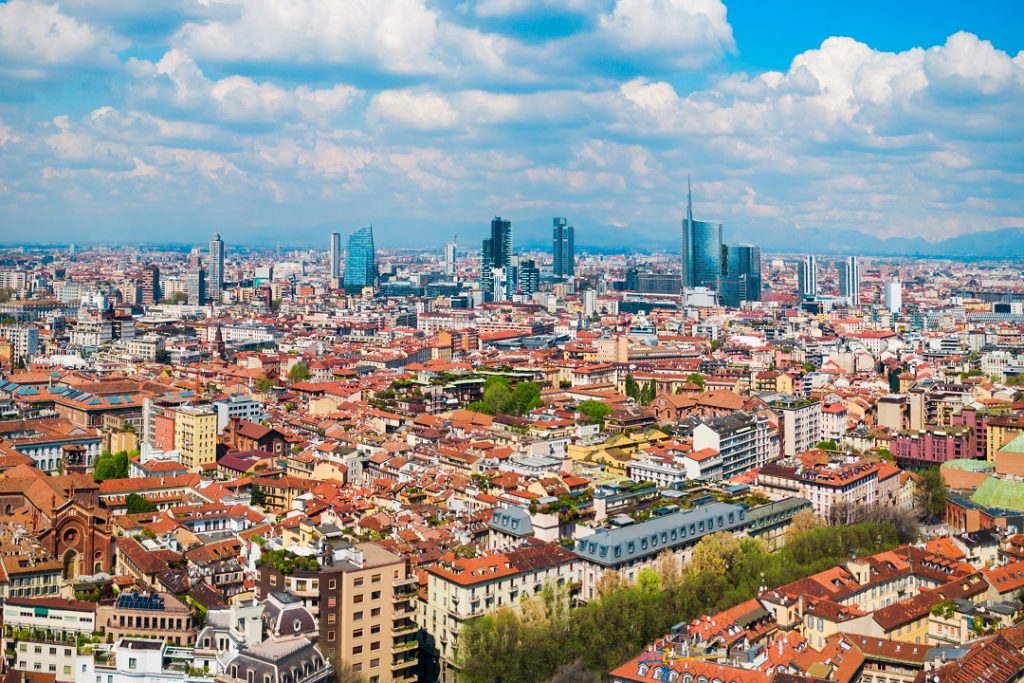 foto di Milano dall'alto con il cielo terso per dare l'idea dei buoni risultati sulla qualità dell'aria in Lombardia che confermano un trend positivo