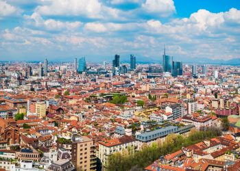 foto di Milano dall'alto con il cielo terso per dare l'idea dei buoni risultati sulla qualità dell'aria in Lombardia che confermano un trend positivo