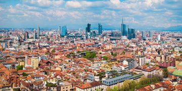 foto di Milano dall'alto con il cielo terso per dare l'idea dei buoni risultati sulla qualità dell'aria in Lombardia che confermano un trend positivo