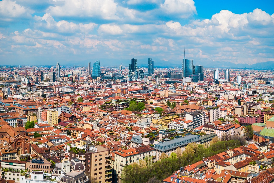 foto di Milano dall'alto con il cielo terso per dare l'idea dei buoni risultati sulla qualità dell'aria in Lombardia che confermano un trend positivo