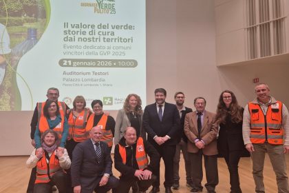 assessore Maione con i vincitori della Giornata del Verde Pulito 2025 a Palazzo Lombardia 