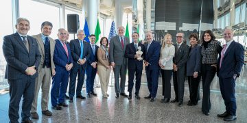 Dopo la nomina della Lombardia a Regione d'onore 2026 Niaf, il presidente Fontana e dal sottosegretario Cattaneo accolgono a Palazzo Lombardia (foto di gruppo all'interno della sede reginale) la delegazione Usa
