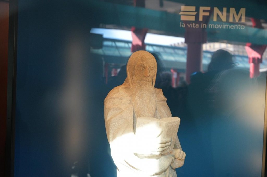 Il presidente di Regione Lombardia Attilio Fontana presente alla cerimonia di svelamento della scultura del progetto 'Adotta una statua' 2026, il 'Santo barbuto con libro' , in foto.