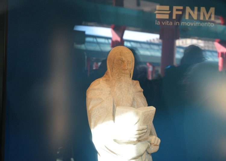 Il presidente di Regione Lombardia Attilio Fontana presente alla cerimonia di svelamento della scultura del progetto 'Adotta una statua' 2026, il 'Santo barbuto con libro' , in foto.