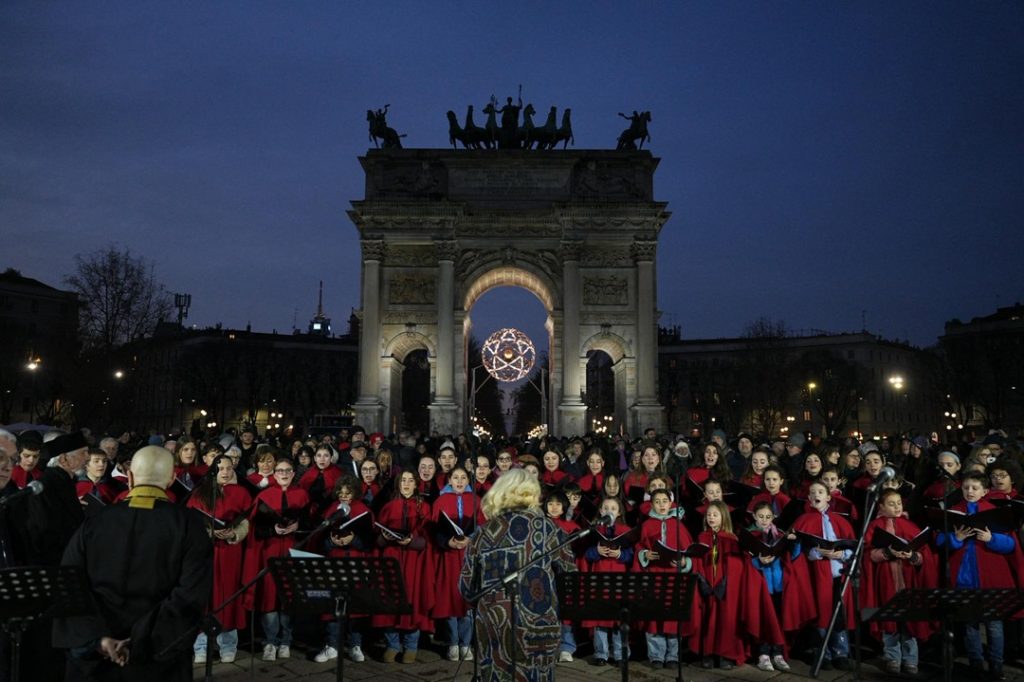 All’Arco della Pace di Milano dialogo tra religioni nell'evento 'Nella tregua olimpica', in foto coro di giovani