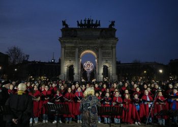 All’Arco della Pace di Milano dialogo tra religioni nell'evento 'Nella tregua olimpica', in foto coro di giovani