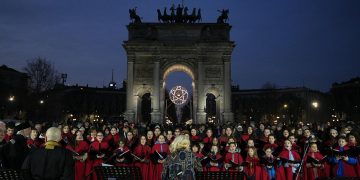 All’Arco della Pace di Milano dialogo tra religioni nell'evento 'Nella tregua olimpica', in foto coro di giovani