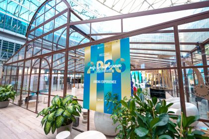 In foto l'esterno dell'Arena Experience di ‘Oasi Life Experience – Casa Lombardia 2026’, il grande spazio allestito in Piazza Città di Lombardia