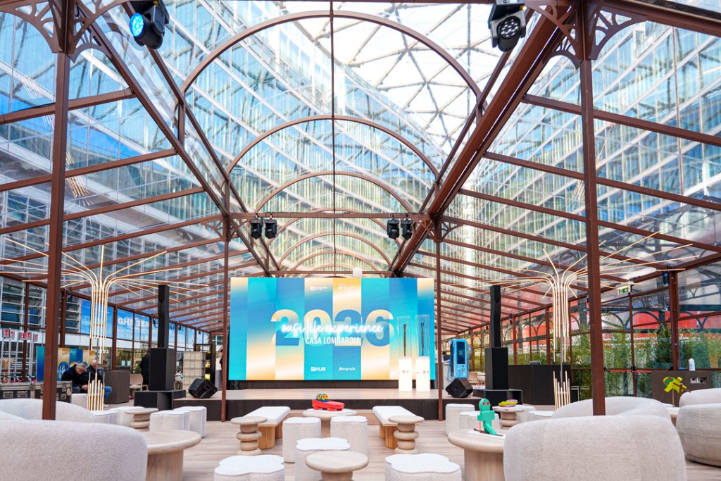 In foto gli interni dell'Arena Experience di ‘Oasi Life Experience – Casa Lombardia 2026’, il grande spazio allestito in Piazza Città di Lombardia