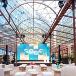 In foto gli interni dell'Arena Experience di ‘Oasi Life Experience – Casa Lombardia 2026’, il grande spazio allestito in Piazza Città di Lombardia