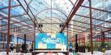 In foto gli interni dell'Arena Experience di ‘Oasi Life Experience – Casa Lombardia 2026’, il grande spazio allestito in Piazza Città di Lombardia