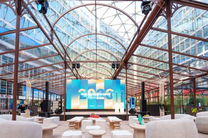 In foto gli interni dell'Arena Experience di ‘Oasi Life Experience – Casa Lombardia 2026’, il grande spazio allestito in Piazza Città di Lombardia