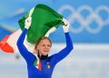 Grande soddisfazione per le medaglie delle Olimpiadi 2026 per la Lombardia: quasi metà di quelle ottenute arrivano da atleti del territorio. Arianna Fontana, in foto, con la bandiera italiana, dopo una vittoria.