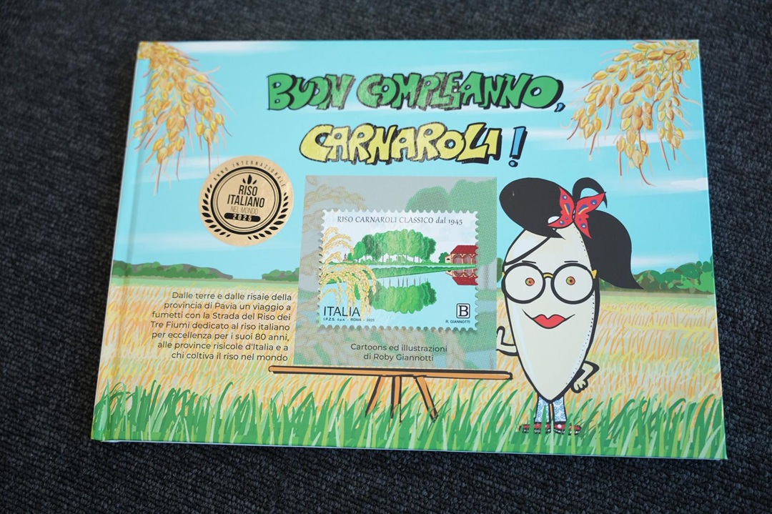 In foto la copertina del libro e progetto didattico 'Buon Compleanno Carnaroli' per la celebrazione degli 80 anni del celebre varietà di riso, nata ufficialmente nel 1945