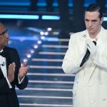 Carlo Conti e Achille Lauro nel momento con l'esecuzione della canzone 'Perdutamente' con cui al Festival di Sanremo si è fatto ricordo delle vittime della tragedia di Crans-Montana (foto Ansa)