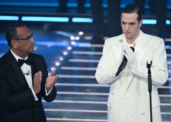 Carlo Conti e Achille Lauro nel momento con l'esecuzione della canzone 'Perdutamente' con cui al Festival di Sanremo si è fatto ricordo delle vittime della tragedia di Crans-Montana (foto Ansa)