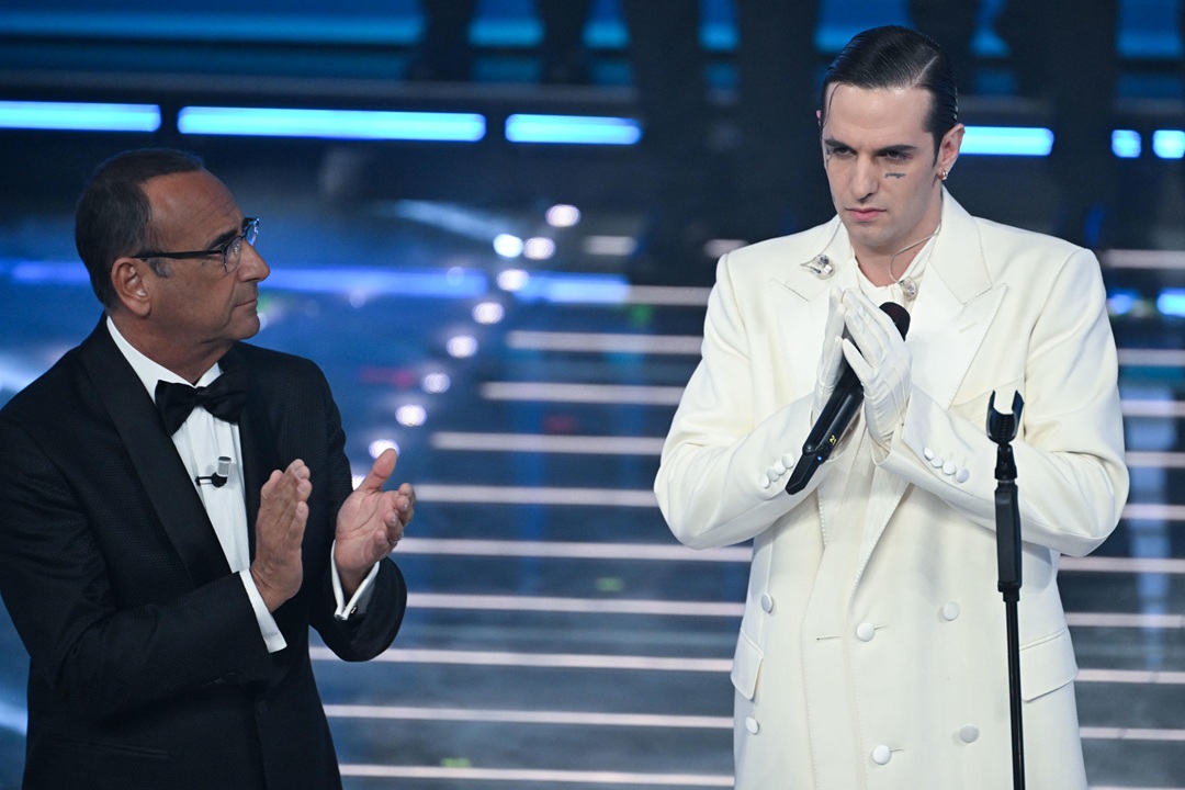 Carlo Conti e Achille Lauro nel momento con l'esecuzione della canzone 'Perdutamente' con cui al Festival di Sanremo si è fatto ricordo delle vittime della tragedia di Crans-Montana (foto Ansa)