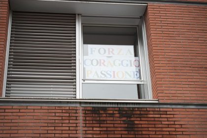 I tedofori di Milano Cortina 2026 hanno fatto tappa all’Ospedale Niguarda di Milano. I portatori della Fiamma Olimpica si sono fermati sotto le finestre del reparto di Terapia Intensiva, dove sono attualmente ricoverati i giovani feriti nell’incidente di Crans-Montana