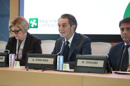 Il presidente della Regione Lombardia, Attilio Fontana, interviene durante la conferenza stampa sui raggiunti dalla Lombardia con il programma Garanzia Occupabilità dei Lavoratori (GOL)