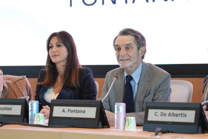 Il presidente della Regione Lombardia Attilio Fontana e l'assessore alla Famiglia Solidarietà Sociale Pari Opportunità Elena Lucchini alla conferenza stampa di presentazione della Mini Maratona per la prevenzione