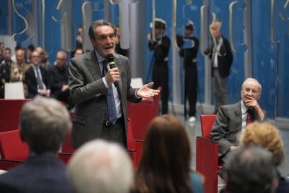 Il presidente Fontana omaggia Dan Peterson al Bekvedere di Palazzo Lombardia per i 90 anni del 'Coach'