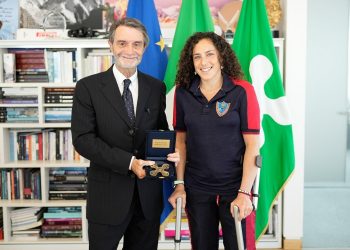 Il presidente Attilio Fontana consegna il Premio Rosa Camuna a Federica Brignore, Oro olimpico a Milano Cortina 2026 in Super-G